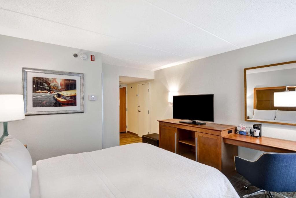 Queen Room with Mobility Access/Non-Smoking room - Image 1