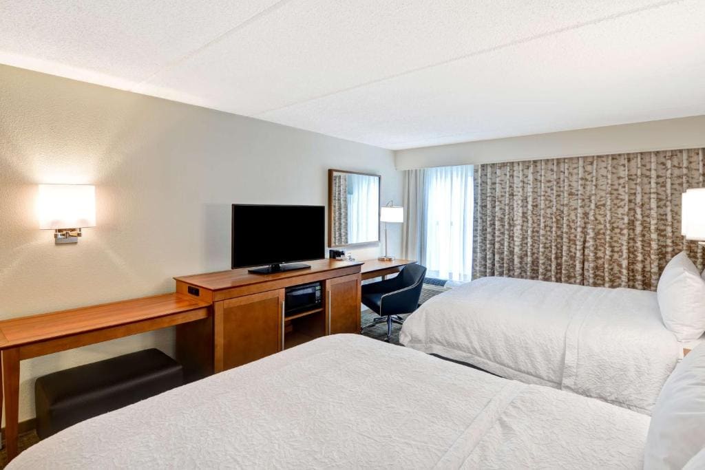 Queen Room with Two Queen Beds - Non-Smoking room - Image 2