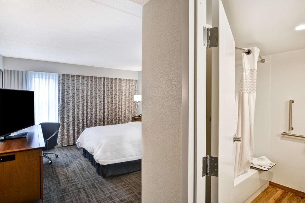 Queen Room with Mobility Access/Non-Smoking room - Image 2