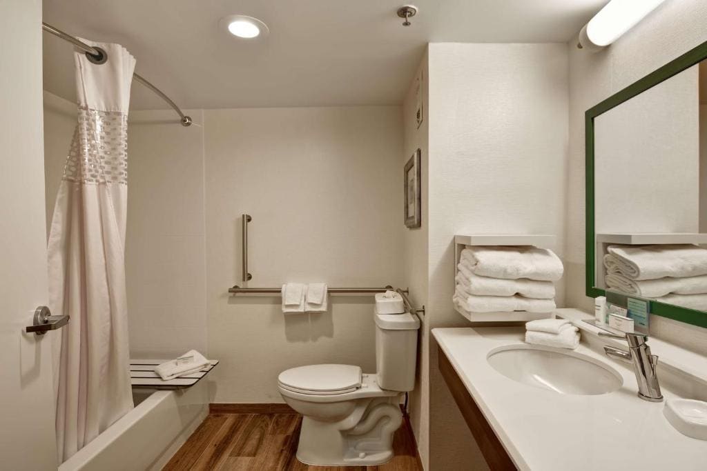Queen Room with Mobility Access/Non-Smoking room - Image 3