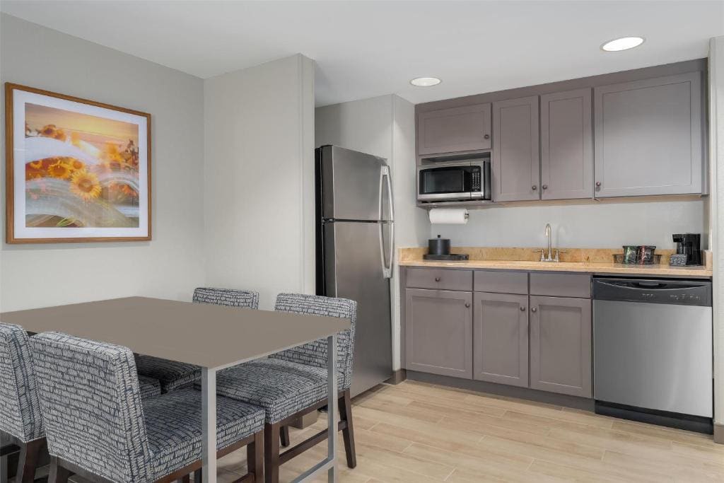One-Bedroom King Suite with Sofa Bed - Non-Smoking room - Image 1