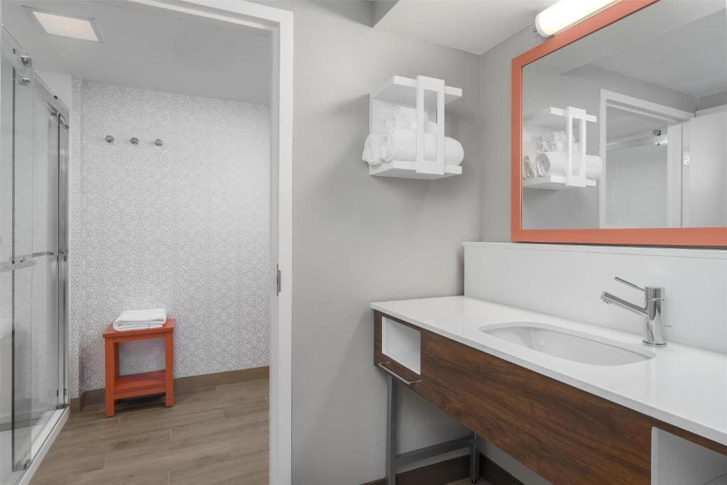 One-Bedroom King Suite with Sofa Bed - Non-Smoking room - Image 3
