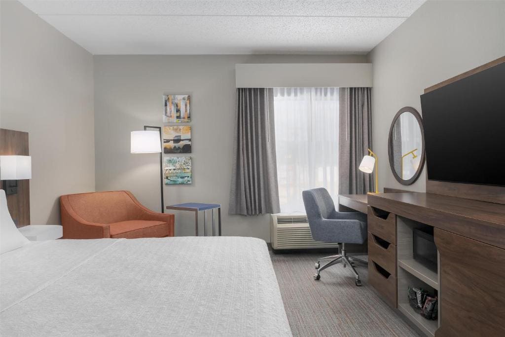 King Room with Bath Tub - Mobility and Hearing Accessible/Non-Smoking room - Image 2