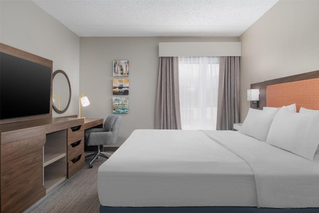One-Bedroom King Suite with Sofa Bed - Non-Smoking room - Image 2