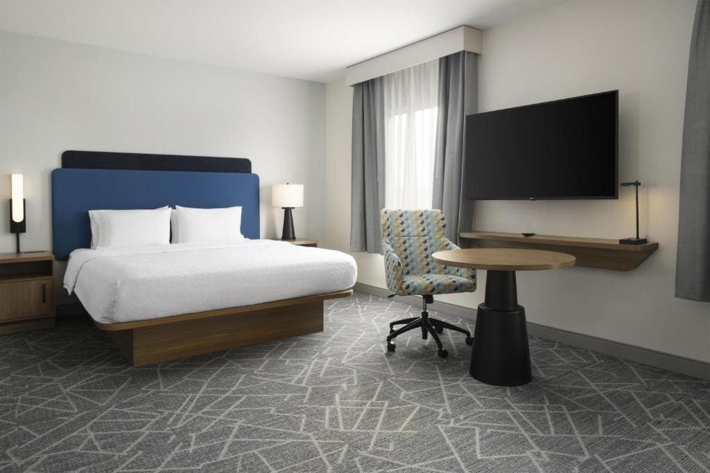 King Studio Suite with Sofa Bed - Hearing Access/Non-Smoking room - Image 3