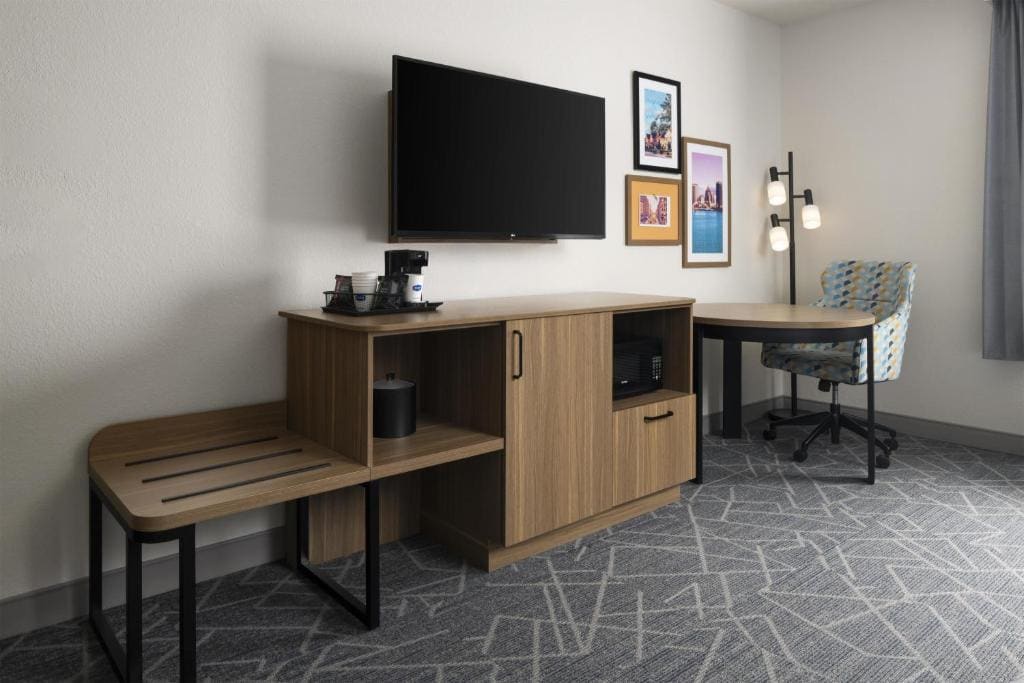 Queen Room with Two Queen Beds - Disability Access/Non-Smoking room - Image 3