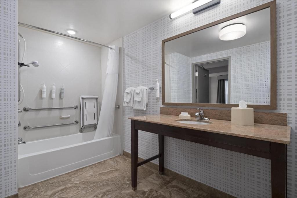 Queen Room with Two Queen Beds - Disability Access/Non-Smoking room - Image 1