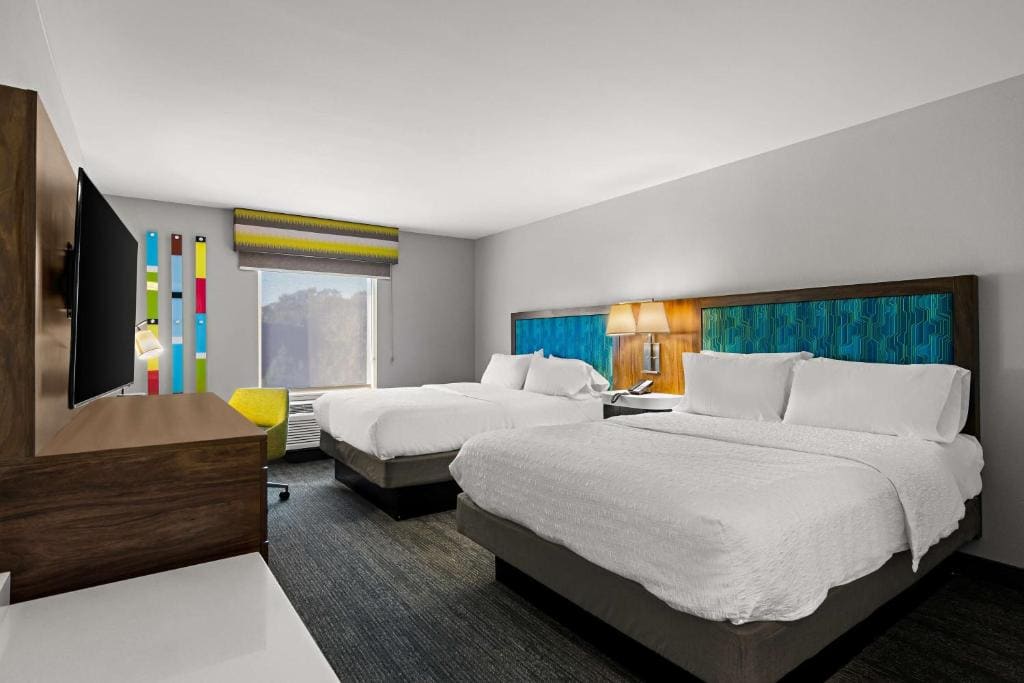 Queen Room with Two Queen Beds - Hearing Access/Non-Smoking room - Image 1