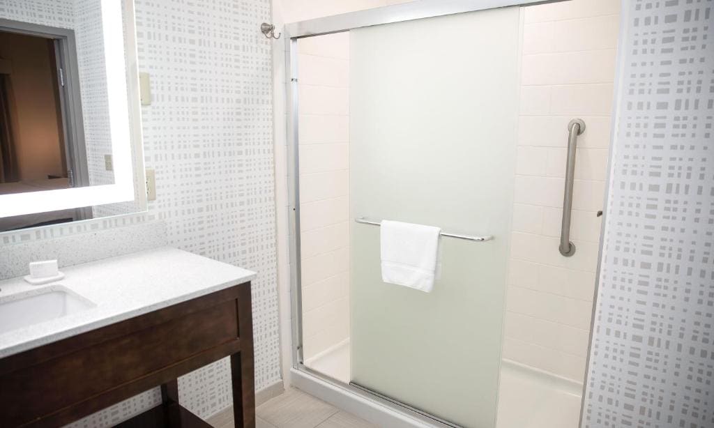 King Studio Suite with Sofa Bed - Hearing Access/Non-Smoking room - Image 1
