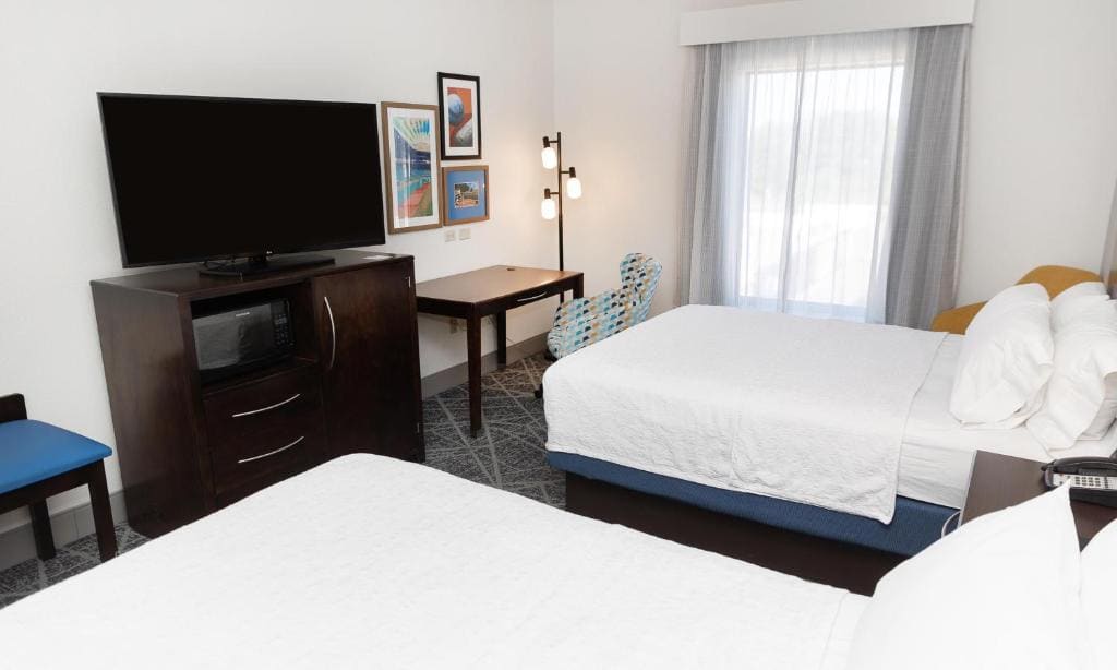 Queen Room with Two Queen Beds (4 Adults) room - Image 2