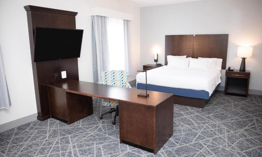 King Studio Suite with Sofa Bed - Hearing Access/Non-Smoking room - Image 3