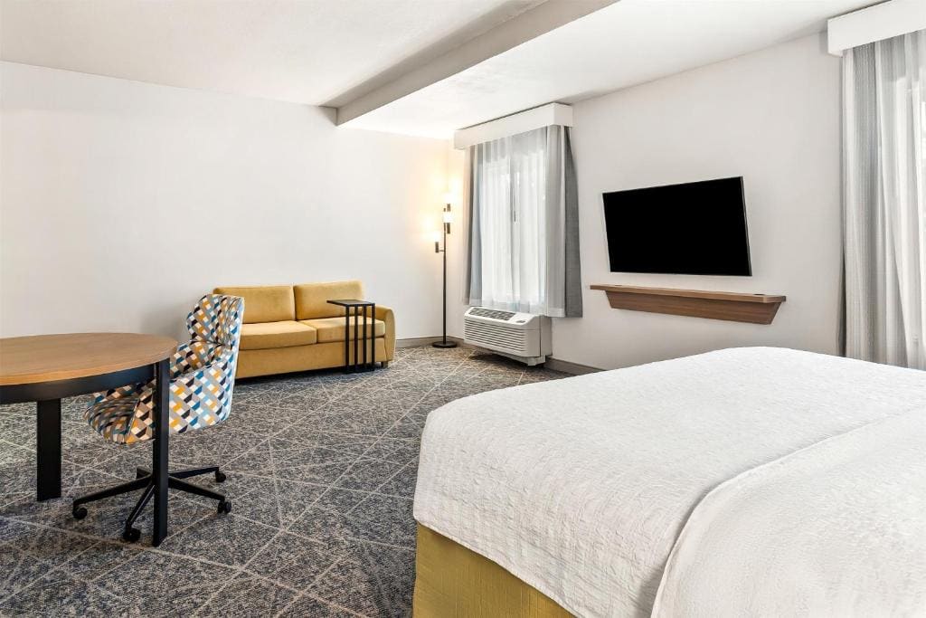 King Room with King Bed - Non-Smoking room - Image 2