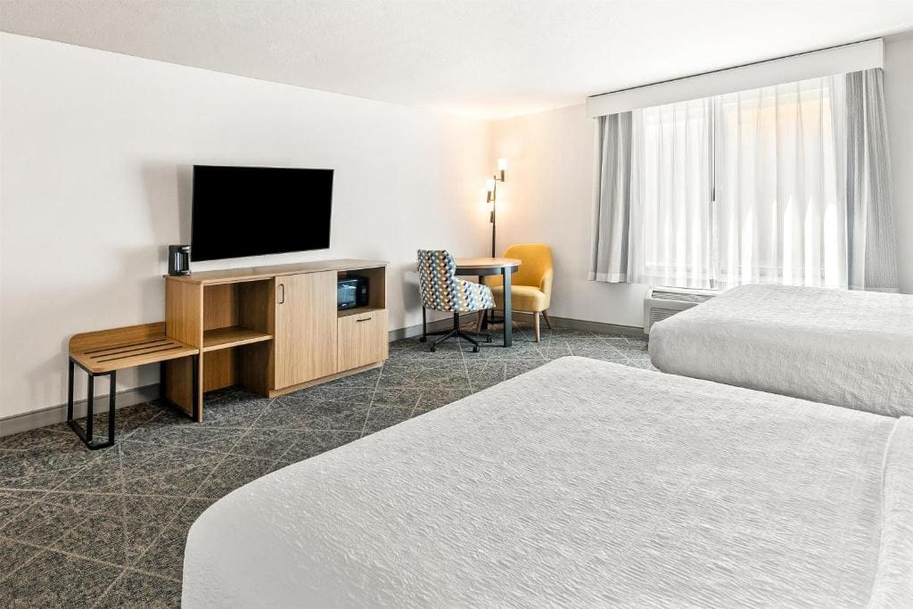 King Room with King Bed - Non-Smoking room - Image 1
