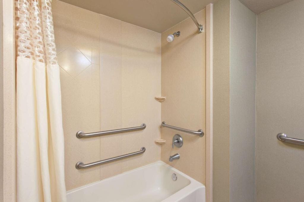 King Room with Accessible Tub - Mobility and Hearing Access/Non-Smoking room - Image 2