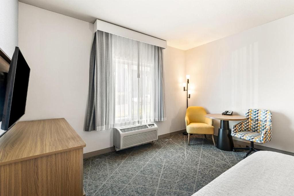 King Room with King Bed - Non-Smoking room - Image 3