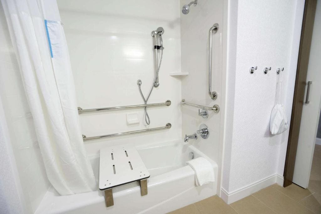King Room with Sofa Bed - Mobility Access/Non-Smoking room - Image 2