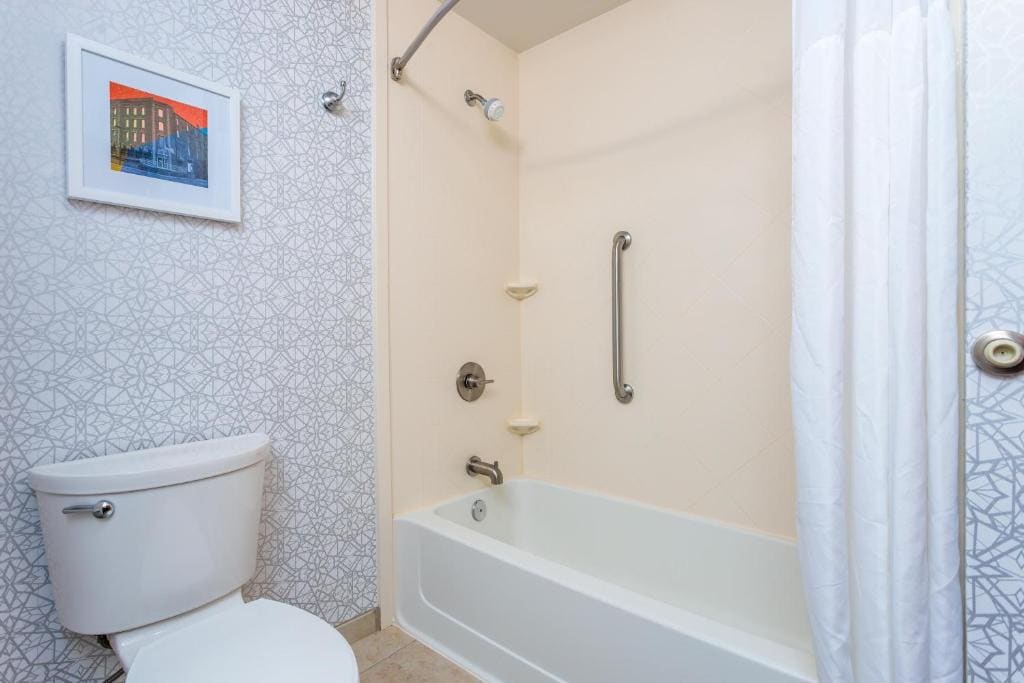 Queen Room with Two Queen Beds (4 Adults) room - Image 3
