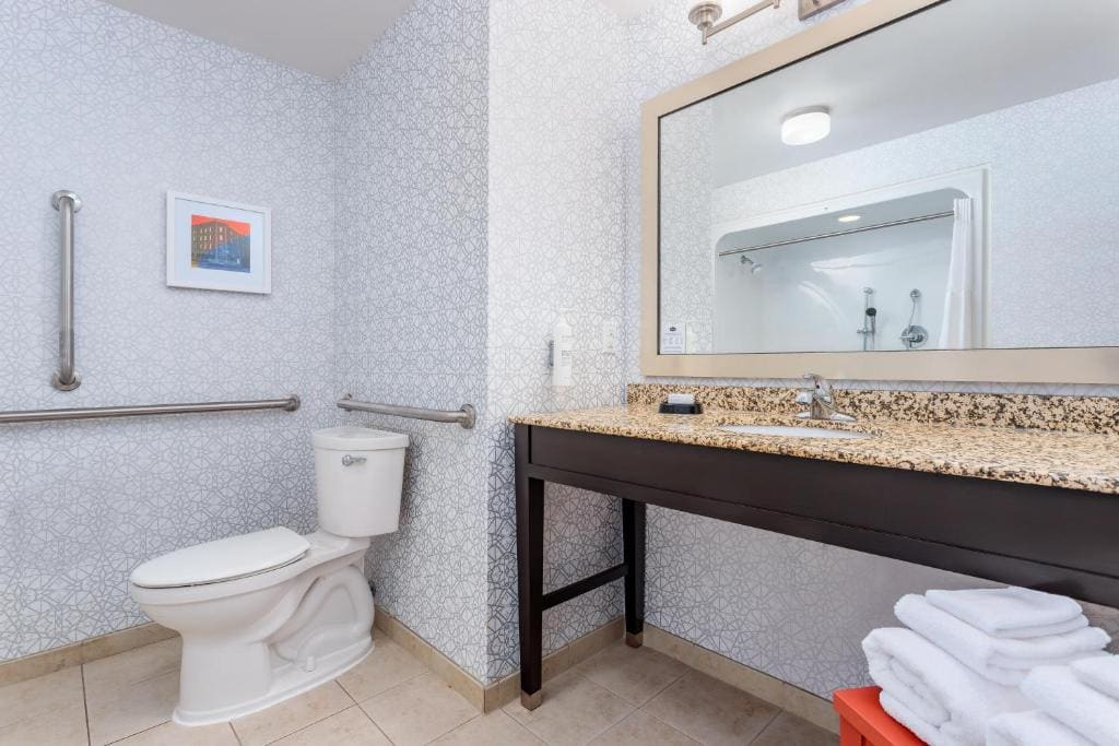 King Room - Mobility Access/Non-Smoking room - Image 2