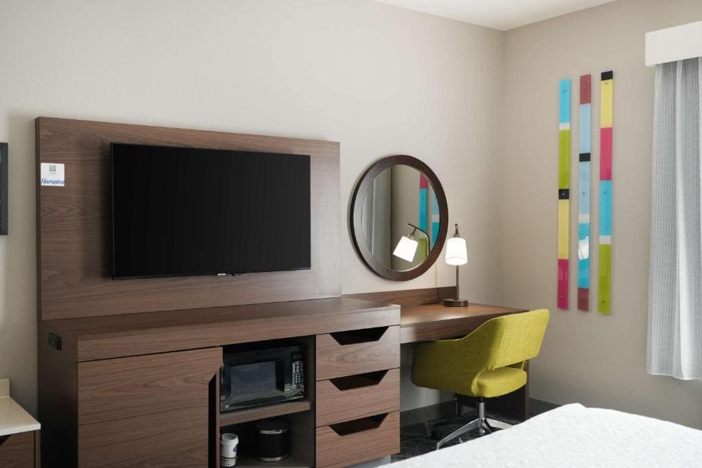 King Room with King Bed - Non-Smoking room - Image 3
