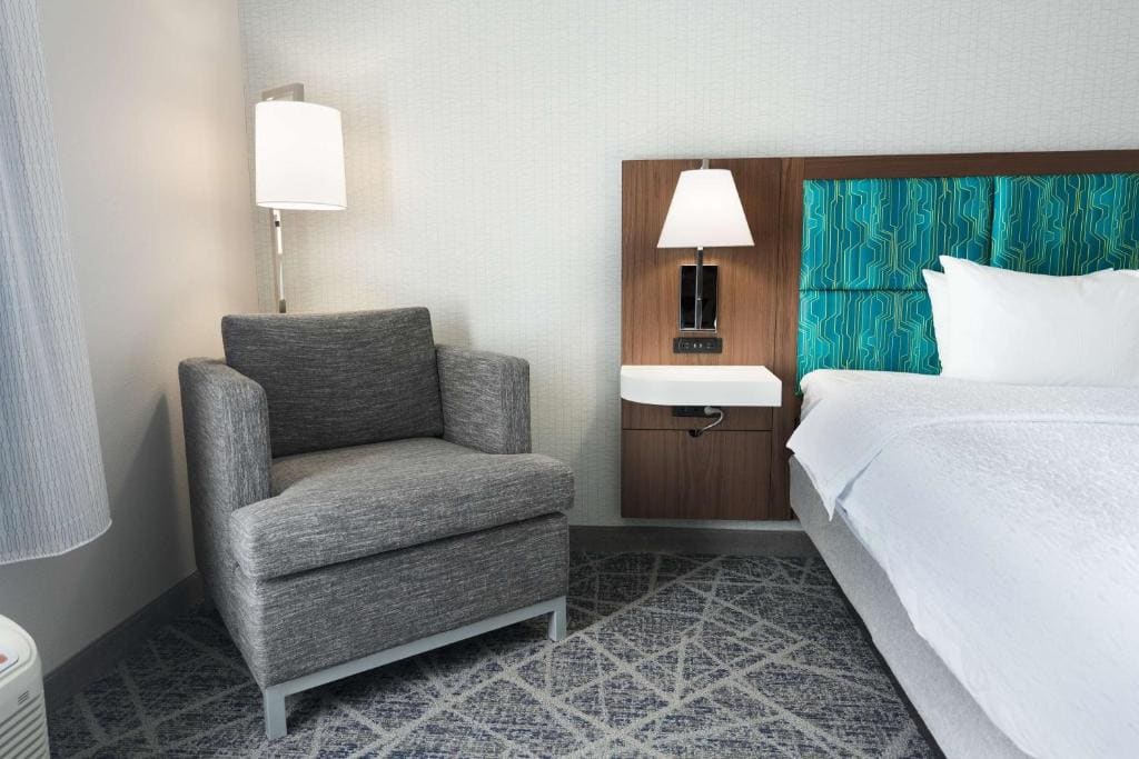 King Room with King Bed - Non-Smoking room - Image 2