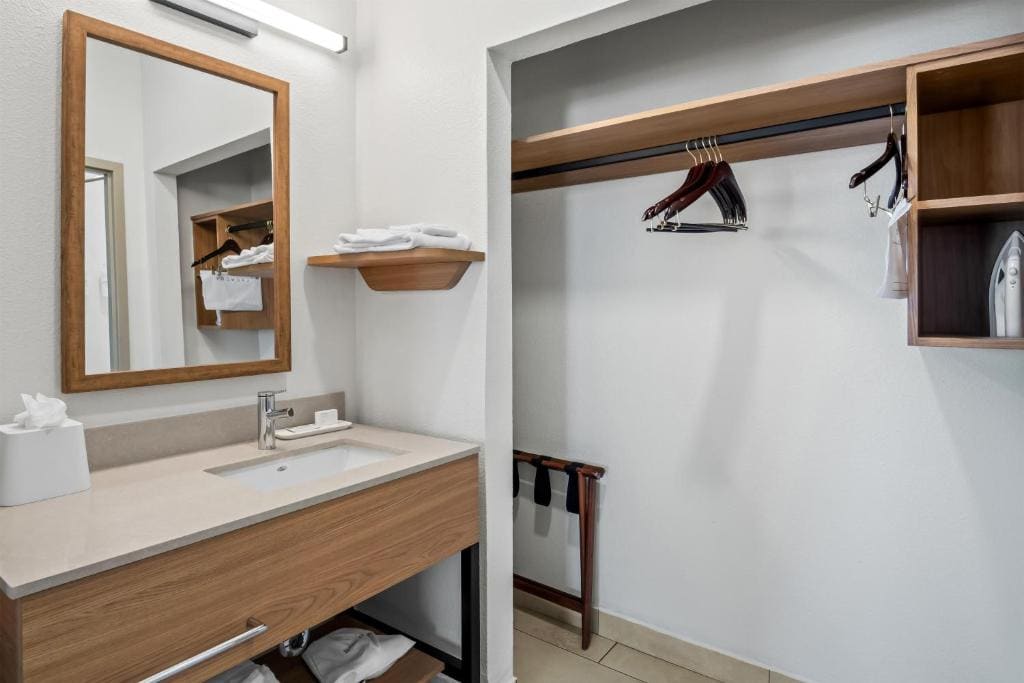 Queen Studio Suite with Two Queen Beds and Sofa Bed - Non-Smoking room - Image 2
