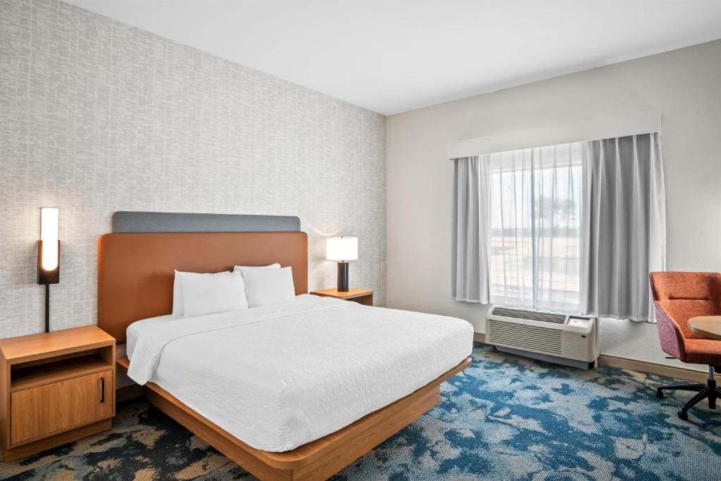 King Room with King Bed - Non-Smoking room - Image 1