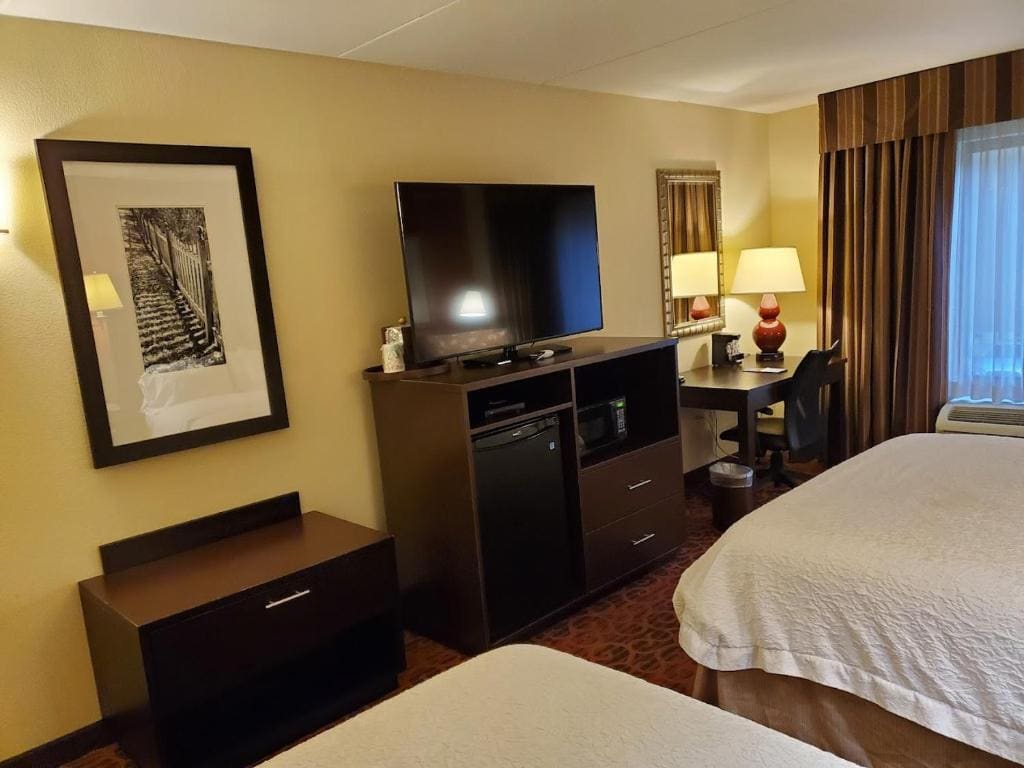 Queen Room with Microwave and Refrigerator - Non-Smoking room - Image 2