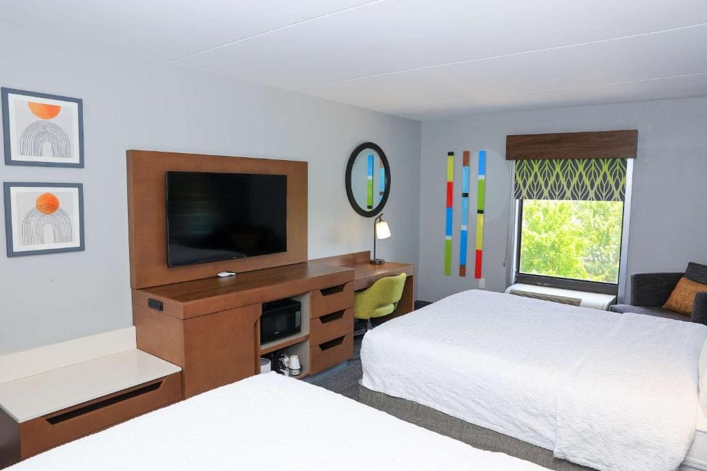 Queen Room with Microwave and Refrigerator - Non-Smoking room - Image 3