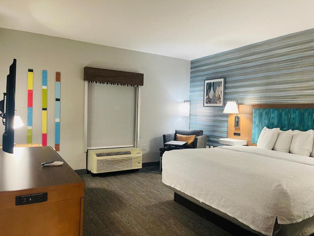 King Room with Microwave and Refrigerator - Non-Smoking room - Image 2