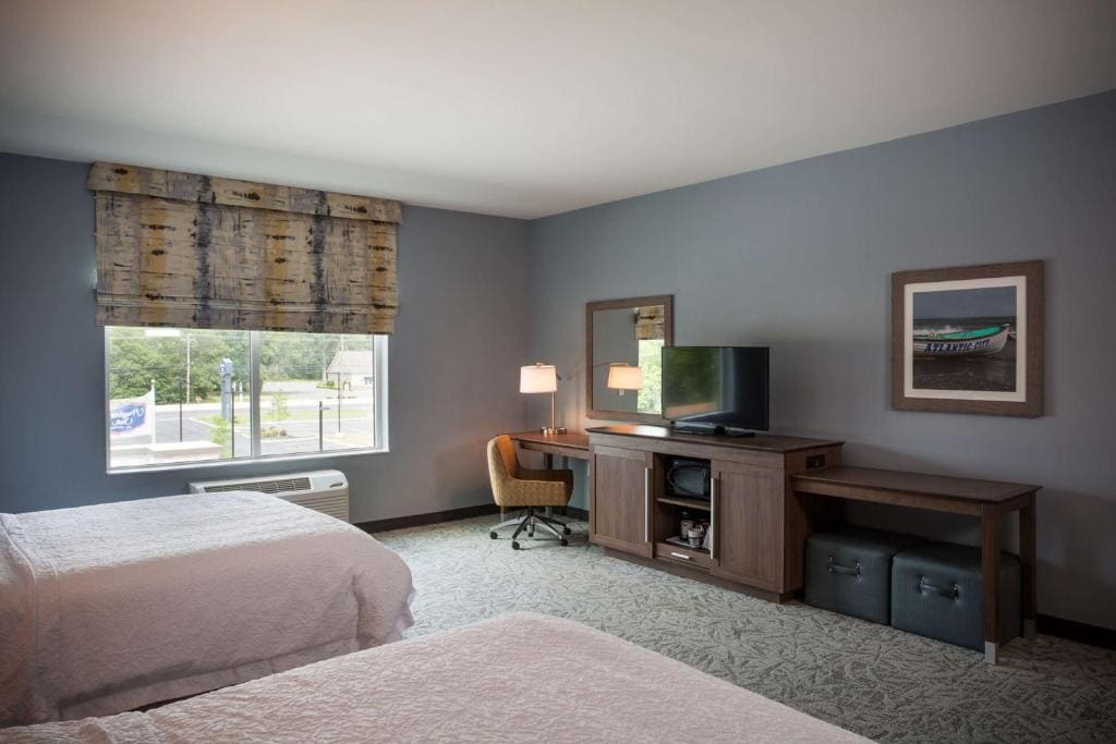 Queen Room with Two Queen Beds - Hearing Access/Non-Smoking room - Image 1