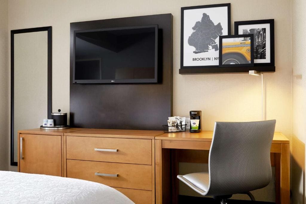 King Room - Mobility Access/Non-Smoking room - Image 3