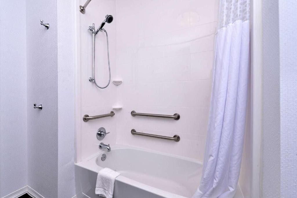 King Room with Accessible Tub - Mobility and Hearing Access/Non-Smoking room - Image 1