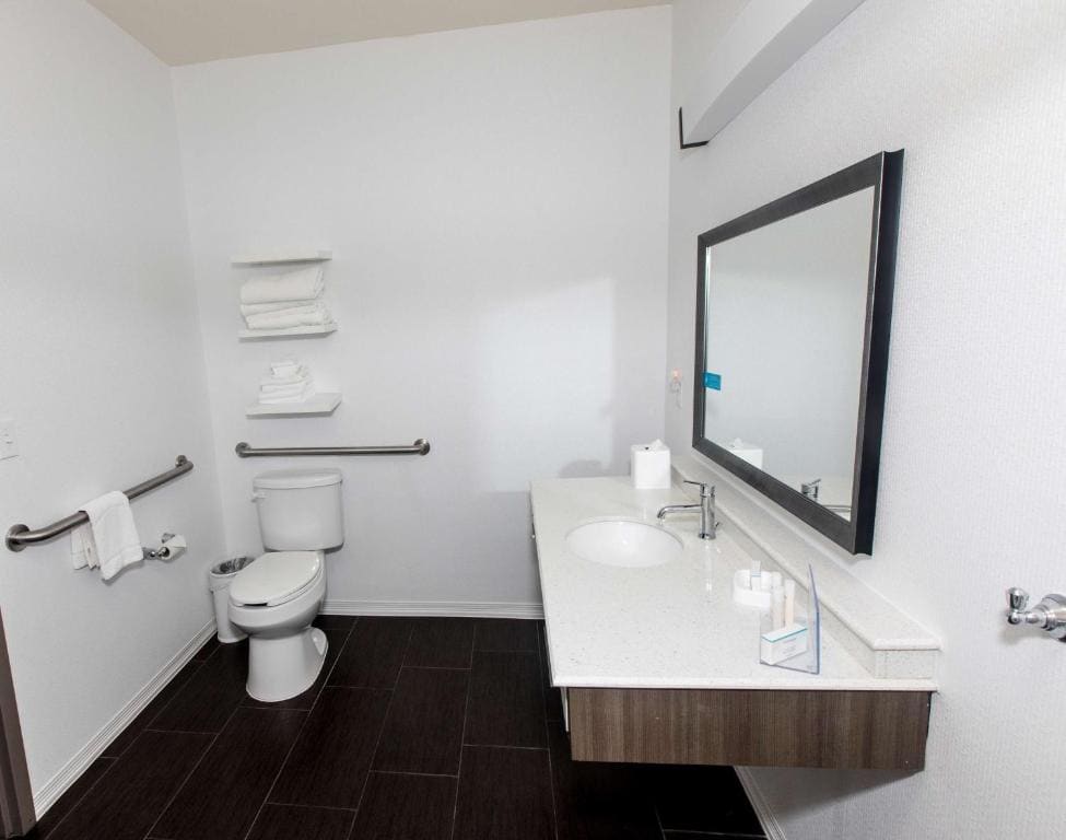 Queen Room with Two Queen Beds - Mobility Access/Non-Smoking room - Image 3