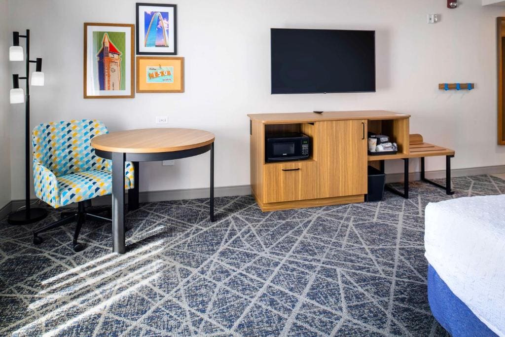 King Room with One King Bed and Transfer Shower - Mobility/Hearing Accessible room - Image 1