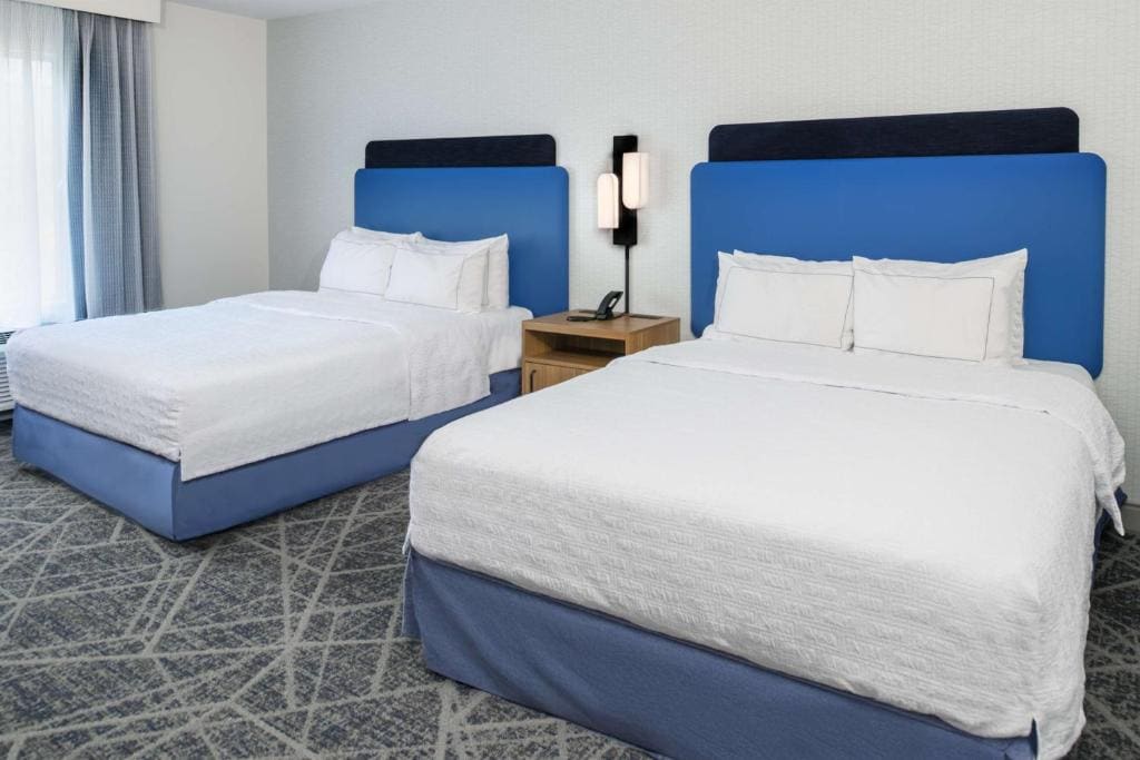 Queen Room with Two Queen Beds and Transfer Shower - Mobility/Hearing Accessible room - Image 2