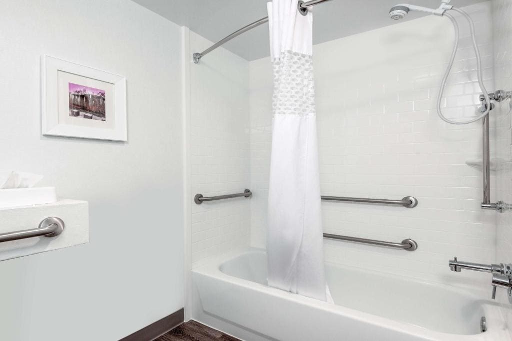King Room - Mobility Access/Non-Smoking room - Image 1