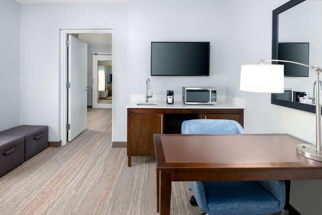 Deluxe King Room with Sofa Bed - Non-Smoking room - Image 3