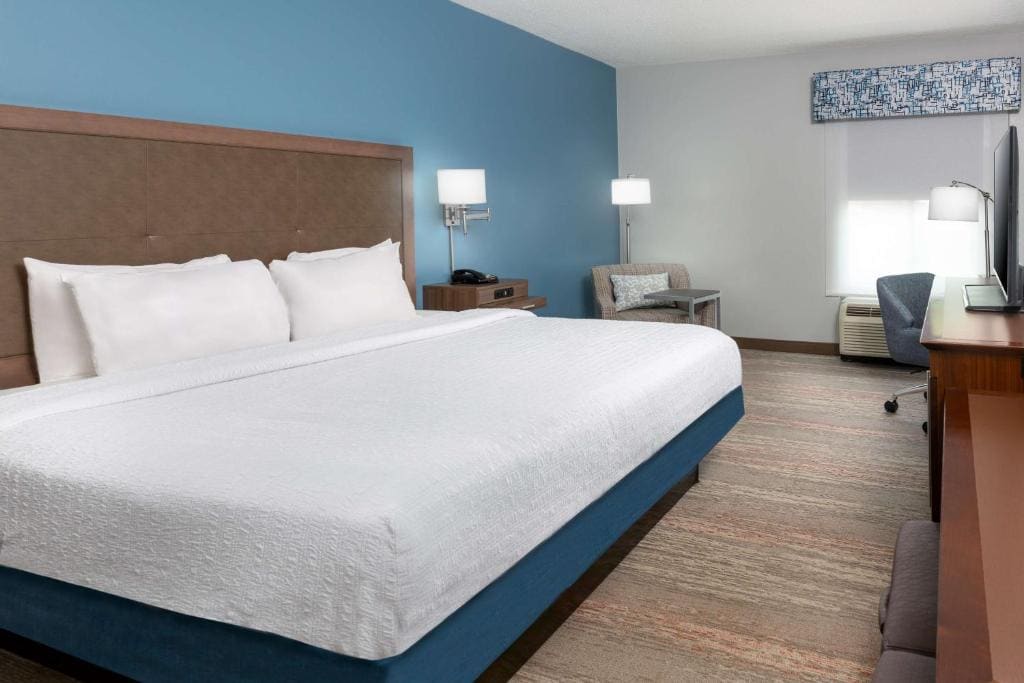 King Room with Roll-In Shower - Mobility Access/Non-Smoking room - Image 1