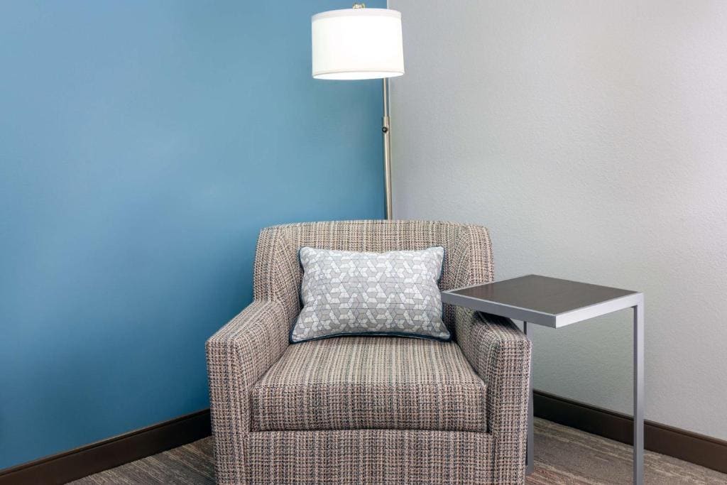 King Room with Roll-In Shower - Mobility Access/Non-Smoking room - Image 3