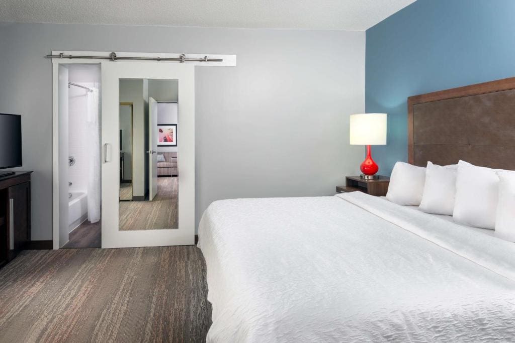 Deluxe King Room with Sofa Bed - Non-Smoking room - Image 1