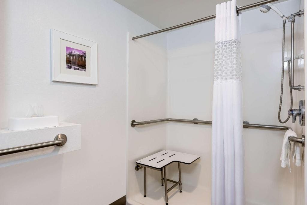King Room with King Bed - Non-Smoking room - Image 3