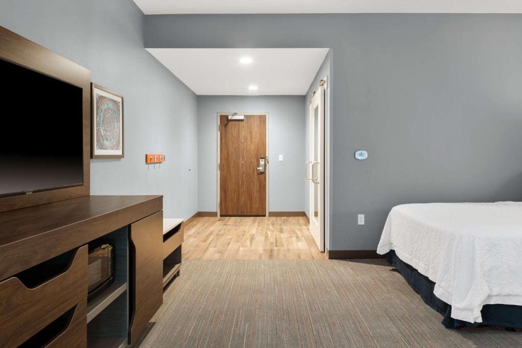 Queen Room with Two Queen Beds - Mobility and Hearing Access/Non-Smoking room - Image 3