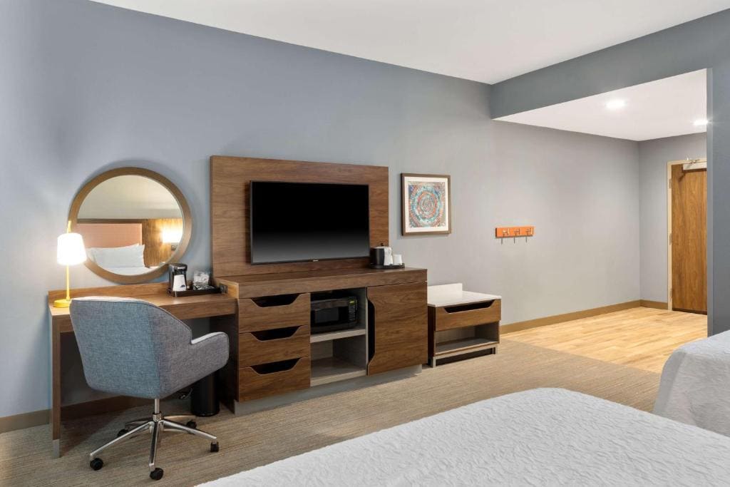 Queen Room with Two Queen Beds - Mobility and Hearing Access/Non-Smoking room - Image 2