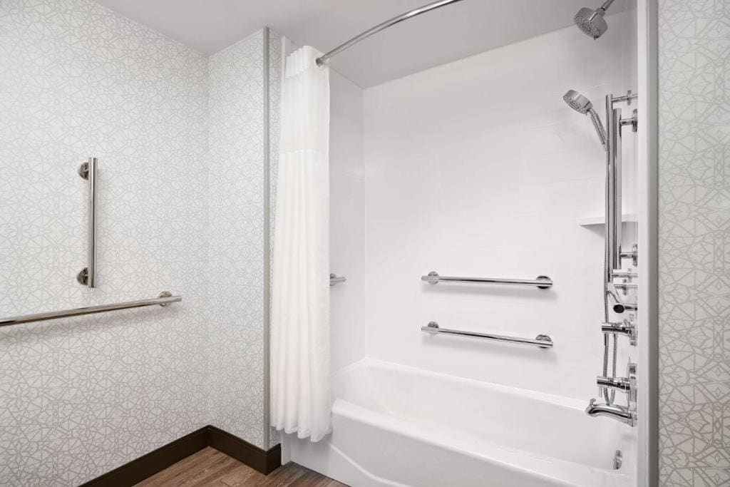 King Room with Bath Tub - Mobility and Hearing Access room - Image 1