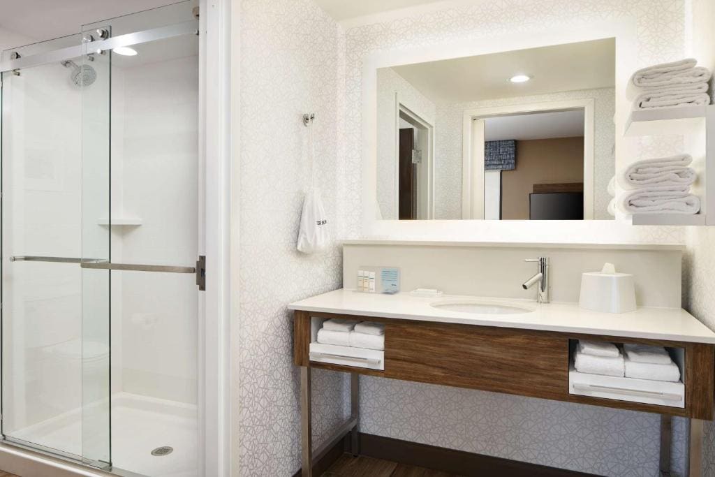 Queen Room with Two Queen Beds - Hearing Accessible/Non-Smoking room - Image 2
