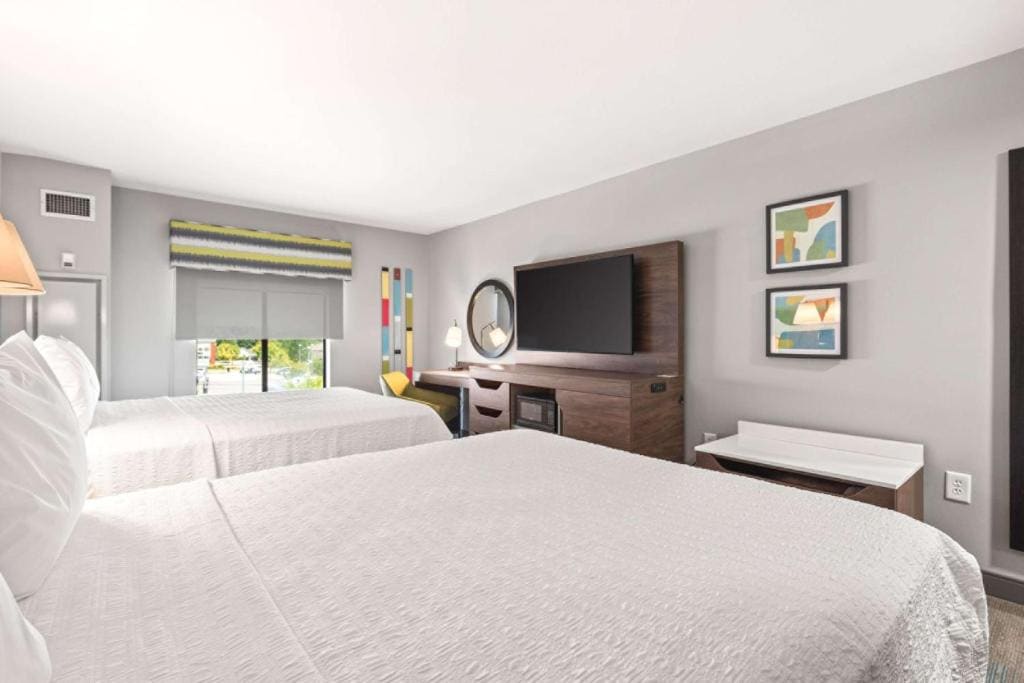 Queen Room with Two Queen Beds and Shower - Non-Smoking room - Image 2
