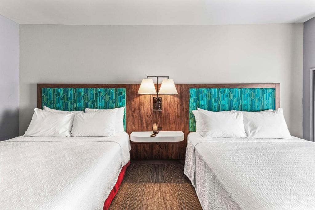 Queen Room with Two Queen Beds - Mobility/Hearing Accessible with Bathtub - Non-Smoking room - Image 1