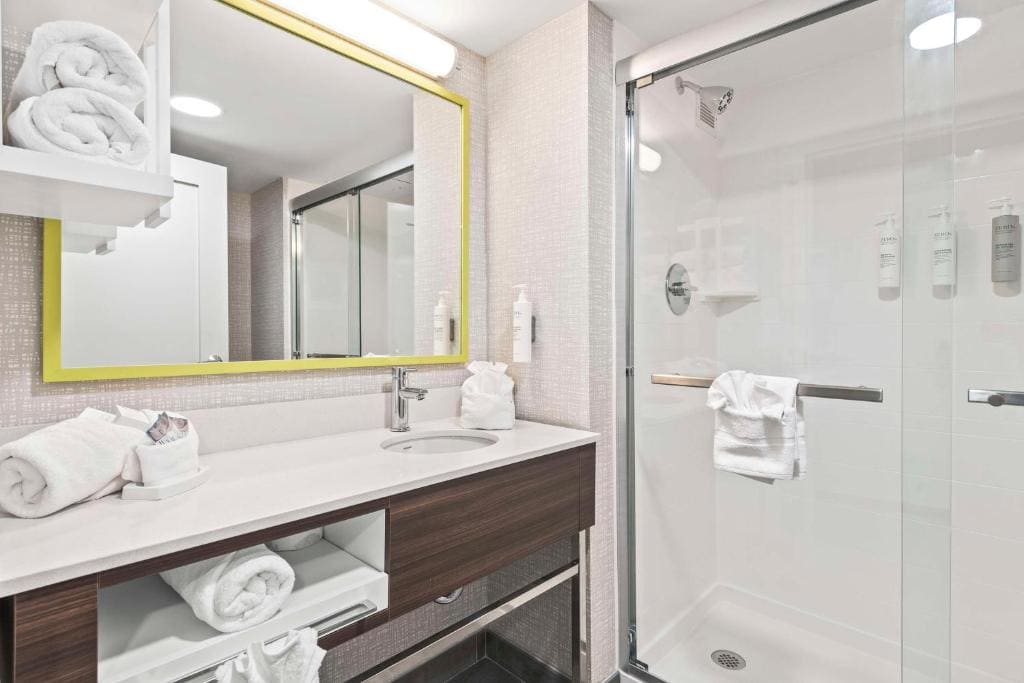 Queen Room with Two Queen Beds and Shower - Non-Smoking room - Image 3