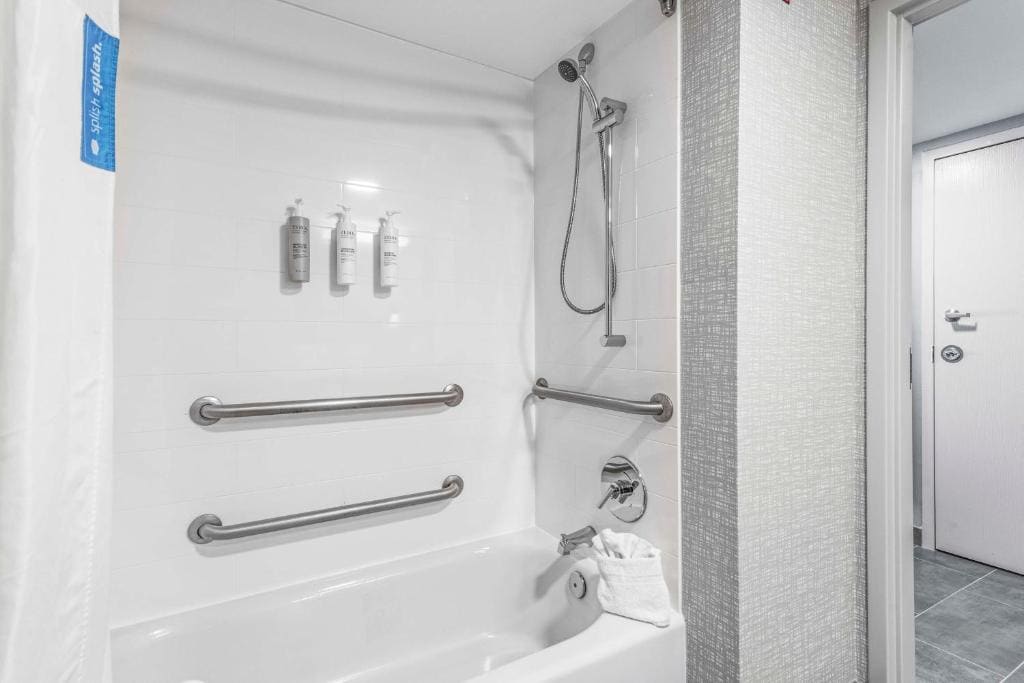 Queen Room with Two Queen Beds - Mobility/Hearing Accessible with Bathtub - Non-Smoking room - Image 3