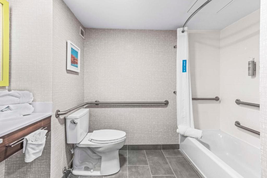 Queen Room with Two Queen Beds - Mobility/Hearing Accessible with Bathtub - Non-Smoking room - Image 2